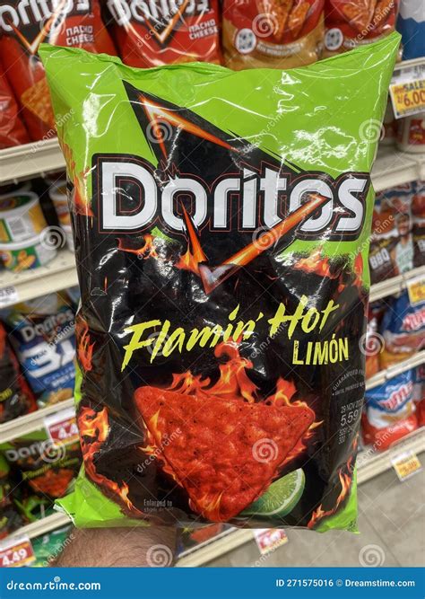 Tienda De Comestibles Doritos Flamin Hot Foto Editorial Imagen De Producto Queso