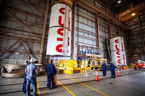 Боковой ускоритель SLS обзавелся «логотипом-червяком»
