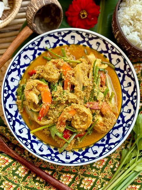 Koong Karee Recipe Shrimp Yellow Curry Stir Fry