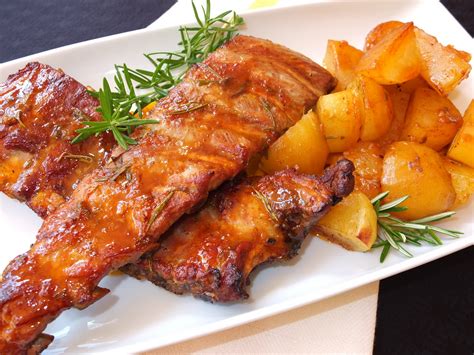 Cocinando Con Lola Garc A Tira De Costillas Con Patatas Al Romero