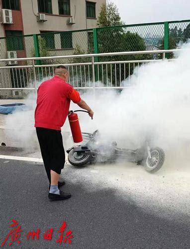 电动车着火燃烧，公交车长快速扑灭火