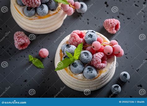 Postre Casero Con Pavlova Con Fruta Congelada Y Crema Batida Foto De