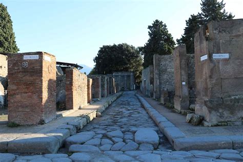 Via DellAbbondanza South Side Pompeii December 2018 Looking South