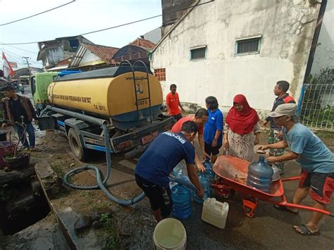 PDAM Tirta Intan Garut Salurkan Bantuan Air Bersih Untuk Korban Banjir