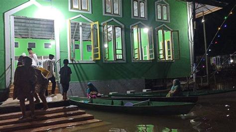 Banjir Di Putussibau Selatan Warga Tarawih Menuju Surau Gunakan Sampan