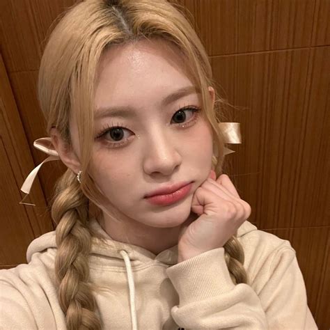 Yoon Seeun Stayc Selca Icon Pfp Kpop In Pics Of Pretty Girls