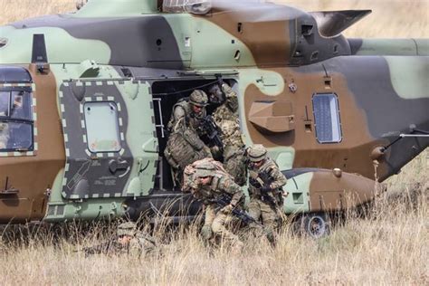 El espectaculares imágenes del asalto aéreo del Ejército español