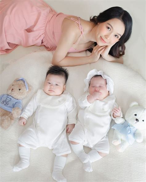 Sao Việt 2 6 Sam khoe ảnh cặp song sinh Quỳnh Nga nóng bỏng với bikini