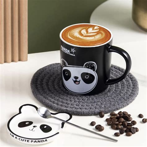 Cana Cu Capac Din Ceramica Si Lingurita Pufo Happy Panda Pentru Cafea