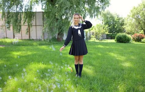 Обои girl model blonde shoes suit knee socks на телефон и рабочий