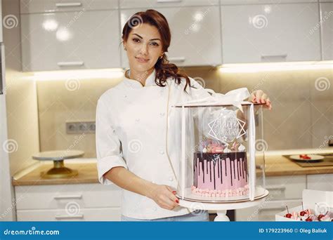 Pasteleiro De Uniforme Decora O Bolo Foto De Stock Imagem De