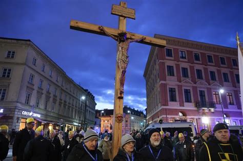 Wielki Pi Tek Centralna Droga Krzy Owa Na Ulicach Warszawy