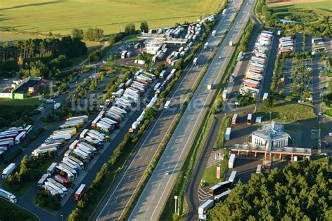 Ziesar aus der Vogelperspektive Autobahn Raststätte und Parkplatz der