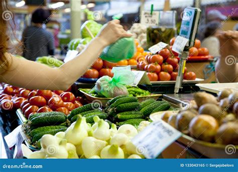 Mercado De La Fruta Con Las Diversas Frutas Y Verduras Frescas