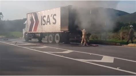 Caminhão pega fogo e trânsito é interditado na Via Dutra em Barra