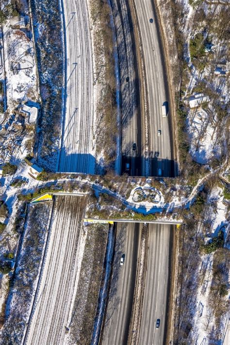 Duisburg Von Oben Winterluftbild Autobahn Br Ckenbauwerk Einer Als