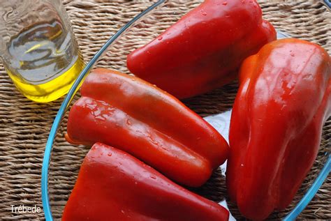 trébede Ensalada de pimientos asados y aguacate Roast red peppers