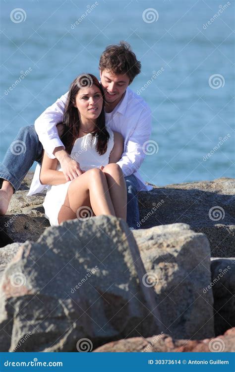 Pares Cari Osos Que Ligan Y Que Abrazan En Una Piedra En La Playa Foto