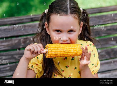 Une Charmante Jeune Fille De Six Ans Avec Des Picots Dans Une Robe