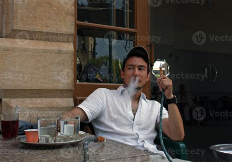 Hombre Sacando Humo De Un Narguile Por La Nariz 11107685 Foto De Stock