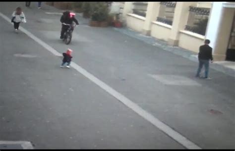 Copilaș lovit de un curier pe bicicletă pe pietonală la Timișoara