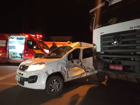 Passageira De Carro Fica Gravemente Ferida Após Acidente Com Caminhão