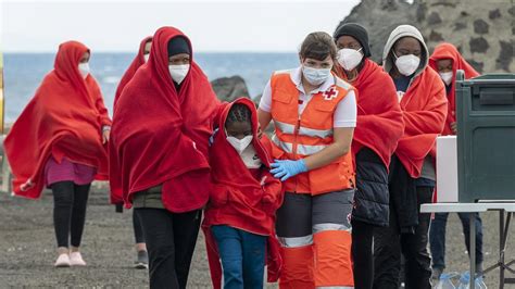 Un Nen Mort I 30 Desapareguts A Lenfonsar Se Una Llanxa Davant Les