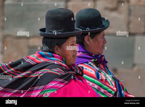 Las Mujeres Indígenas Chola Cholita En Típicos Trajes Nacionales