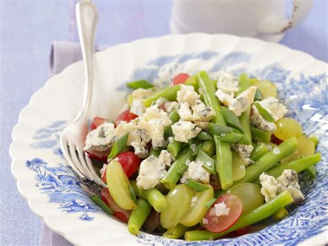 Grüner Bohnensalat mit pikantem Käse und Trauben Rezept EAT SMARTER