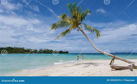 Playa Tropical Con Palmeras En La Isla De Koh Kood Thailand Foto De