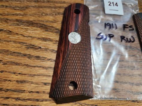 Colt 1911 Government Commander Checkered Colt Medallion Super Rosewood