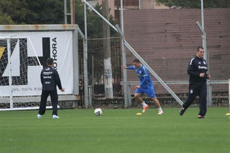 Edinho Volta A Trabalhar Bola E Reservas Do Gr Mio Fazem Treino