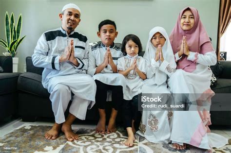 Potret Keluarga Melayu Yang Bahagia Dengan Pakaian Adat Saat Hari Raya