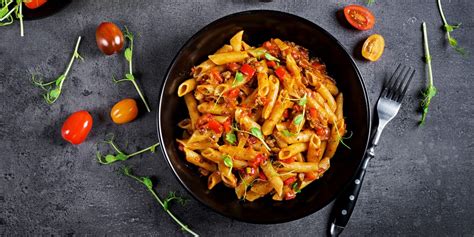 Rigatoni D Peautre La Sauce Tomate Et La Cr Me Avec Du Hachis