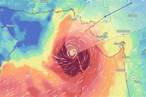 سمندری طوفان کی رپورٹنگ بھارتی اینکر کی اوور ایکٹنگ، دیکھنے والوں نے بھی سر پکڑ لیے