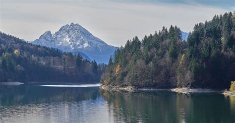 Herbst am Wiestalstausee mit dem mächtigen Watzmann im Hintergrund in