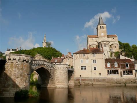 Montmorillon Le Vieux Pont L Eglise Notre Dame Et La Motte