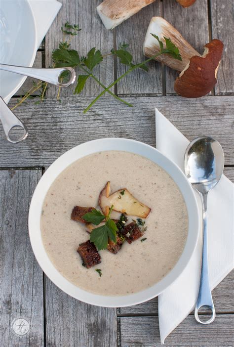 Beste Steinpilz Cremesuppe mit Kräutercroutons und gebratenen