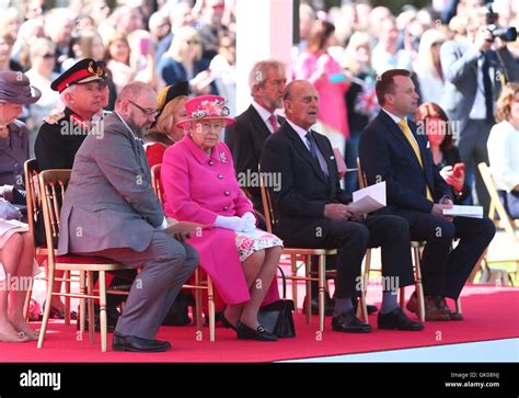 La Reine Accompagn E Du Duc D Dimbourg Ouvre Officiellement Le