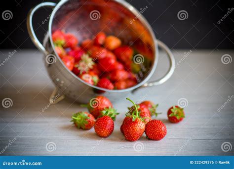 Fresas Naturales Maduras Rojas Sobre Una Mesa De Madera Foto De Archivo