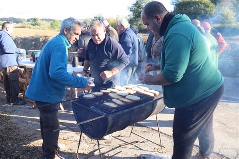 Una trentena de veïns i veïnes participen en la XVII Festa del Sembrar