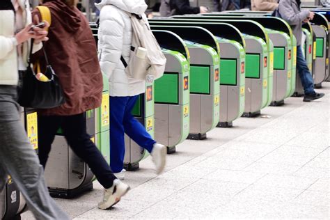 《とにかく人が多い！》都内の電車や駅で気をつけたいマナー違反 「改札前で立ち止まる」「出口でたまる」「リュックをぶつける」 マネーポスト