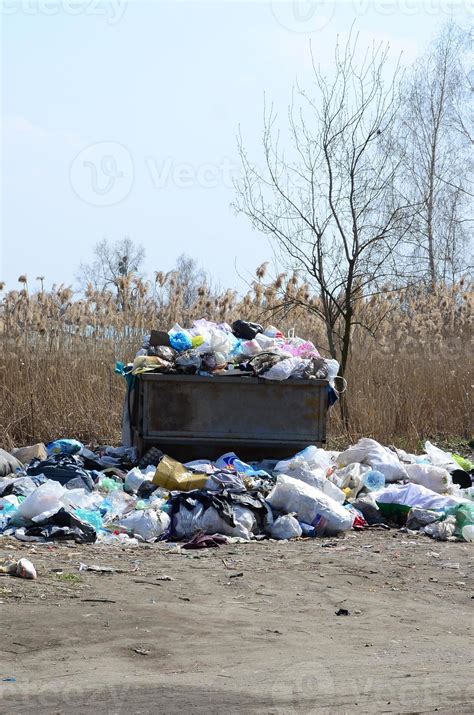 El Bote De Basura Está Lleno De Basura Y Desechos Retiro Intempestivo