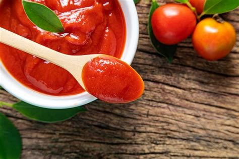 Salsa de tomate italiana casera clásica con albahaca para pasta y pizza