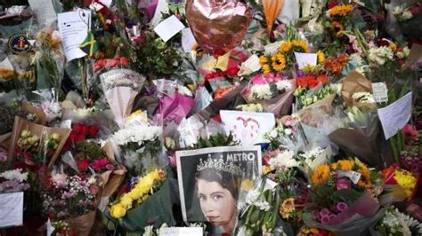 Mexicanos Realizan Ofrendas Para La Reina Isabel II En El Palacio De