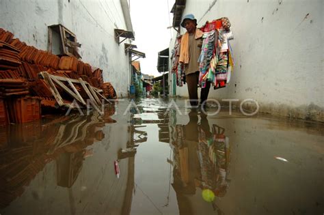 DRAINASE BURUK SEBABKAN GENANGAN AIR DI TEGAL ANTARA Foto