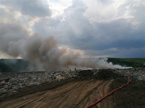 Imagini cu incendiul de la groapa de gunoi de la Boldești Scăeni