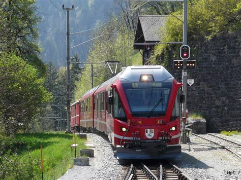 Rhb Triebzug Abe Bei Der Einfahrt In L En Am