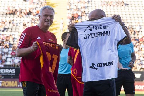 Mourinho Tributo Dall Sc Farense Prima Del Match Foto Roma News