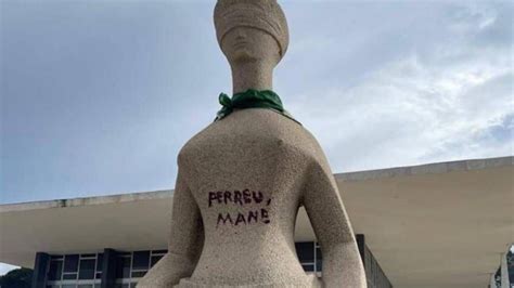 STF torna ré acusada de escrever Perdeu mané em estátua